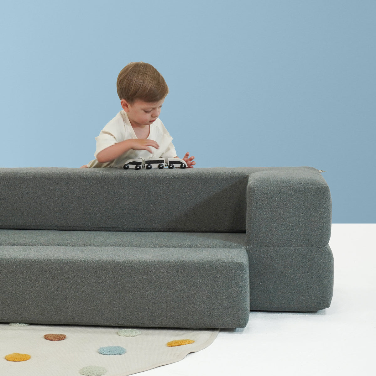 niño jugando en sofá switch