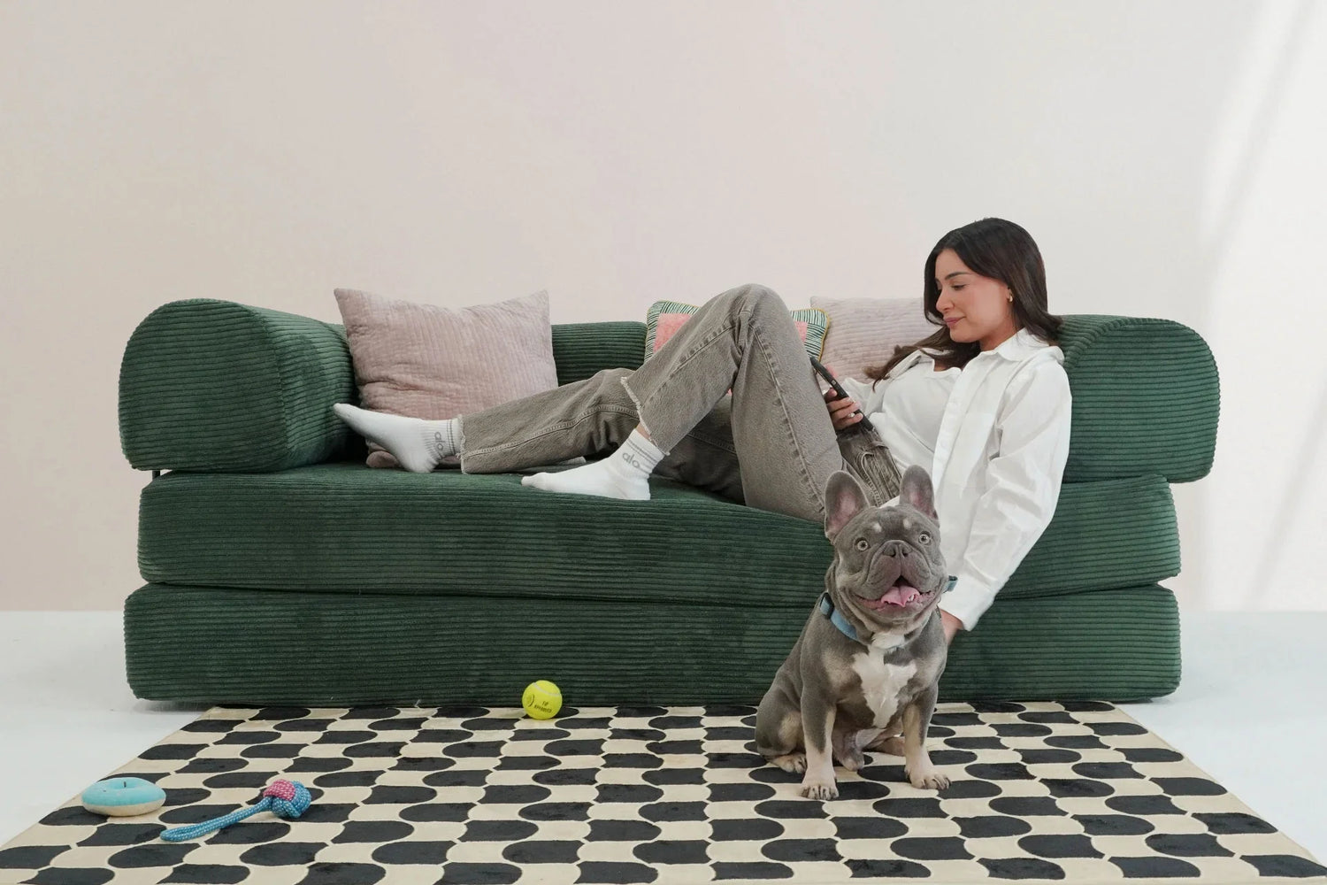 chica relajada en sofa