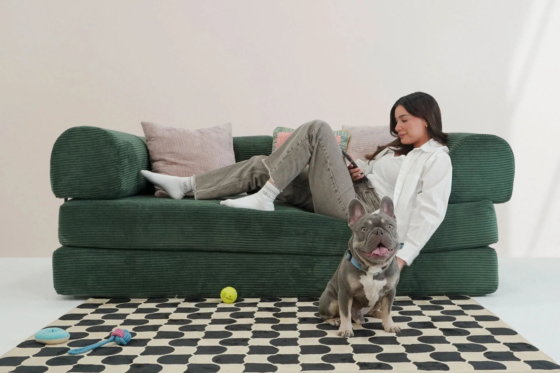 chica relajada en sofa